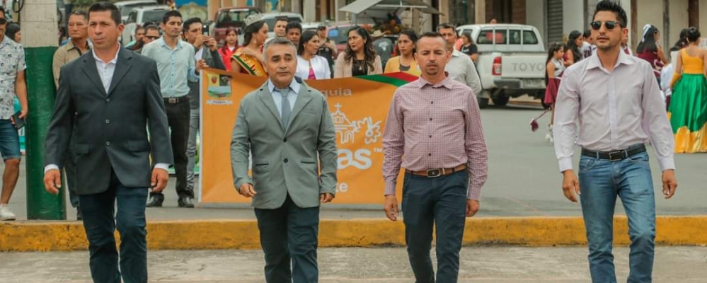 MIEMBROS DEL GAD PARROQUIAL PRESENTES EN EL DESFILE CIVICO DE LA HERMANA PARROQUIA LA BOCANA